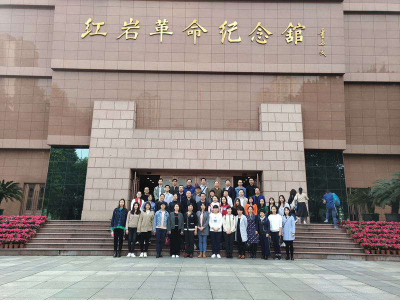 1573616595546247.jpg 8、纪念馆合影.jpg