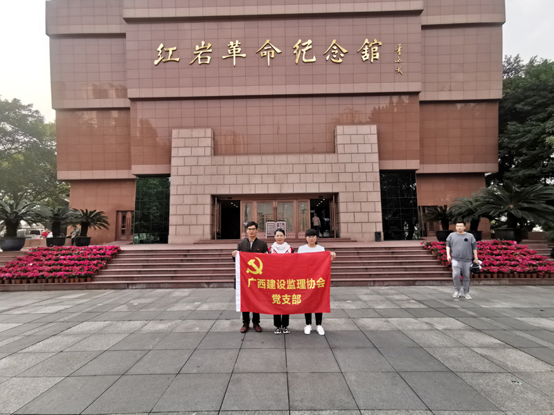 1573616607827635.jpg 9、纪念馆三人合影.jpg